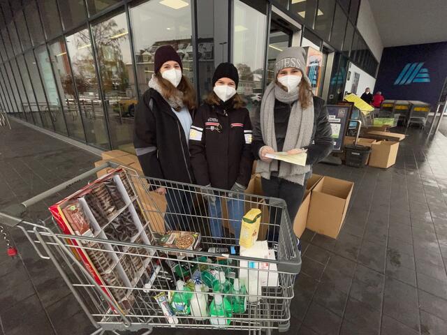 Freiwillige sammelten im Auftrag von der Pfarre Weiz für bedürftige Mitmenschen in Weiz Lebensmittel und Hygieneartikel.