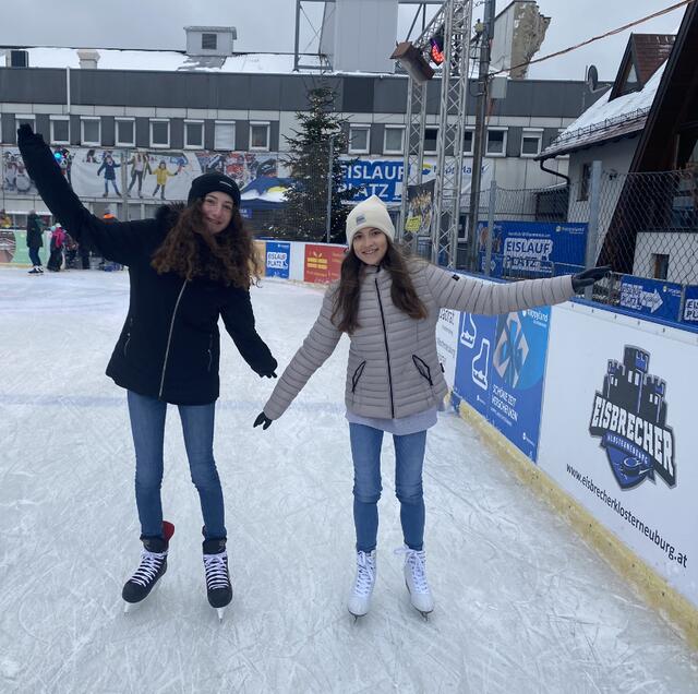 Theresa und Emelie begeistern sich für die Eiskunst und haben sichtlich viel Spaß dabei.