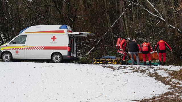 Rettungseinsatz in einem Wald in Unterweitersdorf: Ein 54-Jähriger hat sich bei Forstarbeiten schwer verletzt. Mit dem Rettungshubschrauber wurde er ins UKH Linz geflogen.