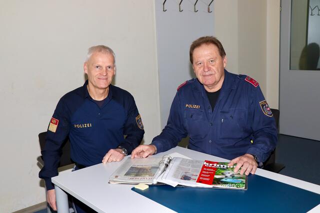 Gruppeninspektor Josef Gruber (r.) und Bezirkspolizeikommandant Oberstleutnant Martin Spitzer blättern in alten Erinnerungen.
