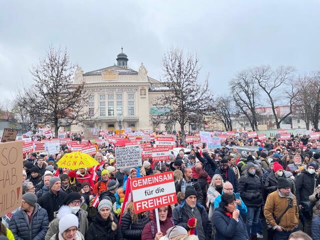 Die Demonstranten vor dem Stadttheater.