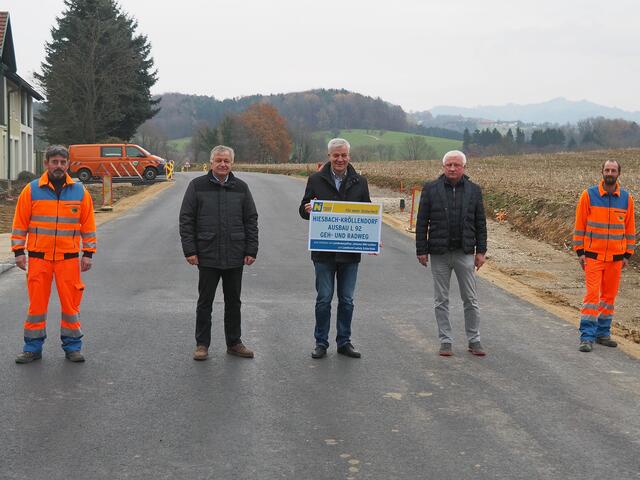 Paul Heindl (Straßenmeisterei Amstetten Süd), Dipl.-Ing. Franz Stiedl (Leiter der NÖ Straßenbauabteilung Amstetten), Abgeordneter zum NÖ Landtag Anton Kasser (i.V. von Landeshauptfrau Johanna Mikl-Leitner und Bürgermeister der Marktgemeinde Allhartsberg), Josef Preuer (Leiter der Straßenmeisterei Amstetten Süd), Stephan Gaspar (Straßenmeisterei Amstetten Süd).
 
 | Foto: Land NÖ