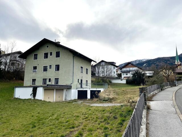 Dieses Gebäude wird geschliffen – hier entsteht ein neues, modernes Objekt, das mehrere Zwecke erfüllt.