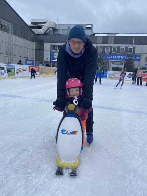 Srdjan Govedarica und seine Tochter Maja am  Eislaufplatz. Der Pinguin bekommt den Namen Clown. 