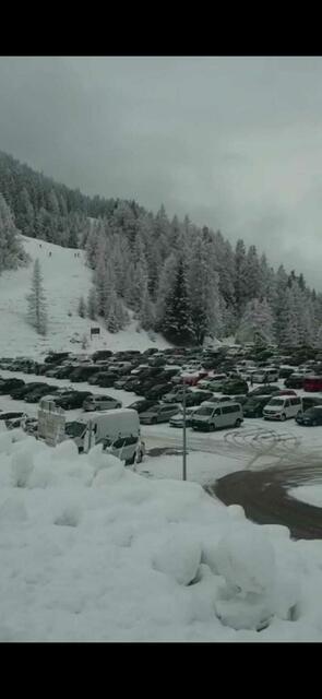 Der Parkplatz am Samstag, 27. November in der Axamer Lizum. Viele Tourengeher waren heute unterwegs. | Foto: Privat