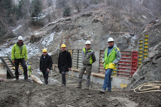 Gebhard Walter (Leiter der Sektion Tirol, WLV), Forum-Land-Landesobmann NR Hermann Gahr, Bgm. Lukas Peer, Josef Tipotsch (Partieführer, WLV) und Egmont Haas (Gebietsbauleiter Mittleres Inntal, WLV) beim Lokalaugenschein der Verbauung am Grünerbach. | Foto: Forum Land