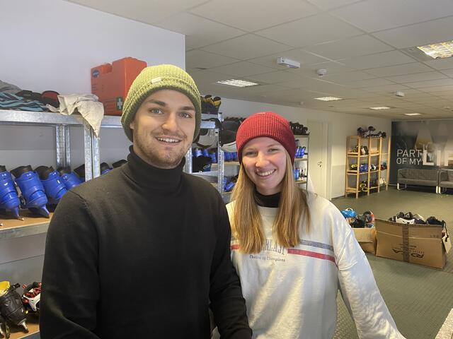 Sebastian Klicka und Johanna Roy schupfen den Schlittschuhverleih samt Kassa höchst professionell.