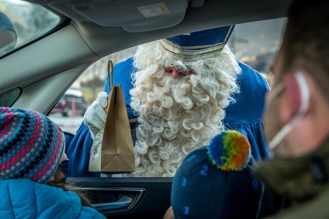 Durch das Fenster überreichte der Nikolaus den Kindern die Sackerl. | Foto: Ronny Katsch