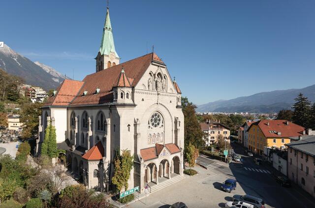 Die erste Kirche in Hötting wurde 1286 erwähnt. 1687 wurde Hötting zur Kuratie und dann 1853 zur Pfarre erhoben.