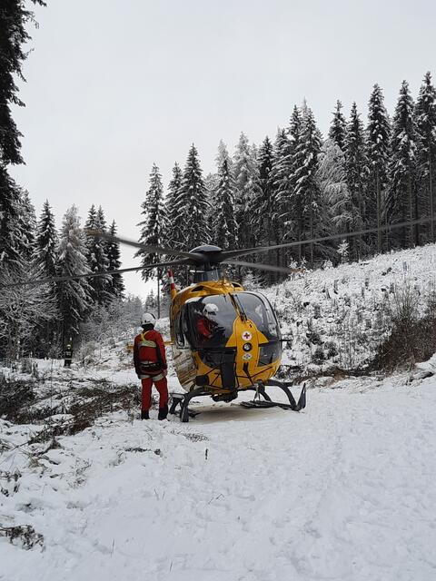 Auch der Rettungshubschrauber war in Pönegg im Einsatz. | Foto: ÖBRD 