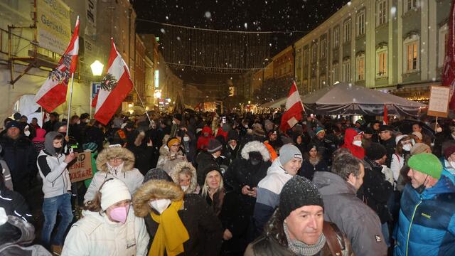 Aufgeheizte Stimmung herrschte vergangenen Freitag am Stadtplatz Vöcklabruck, als Impfgegner auf die Straße gingen.