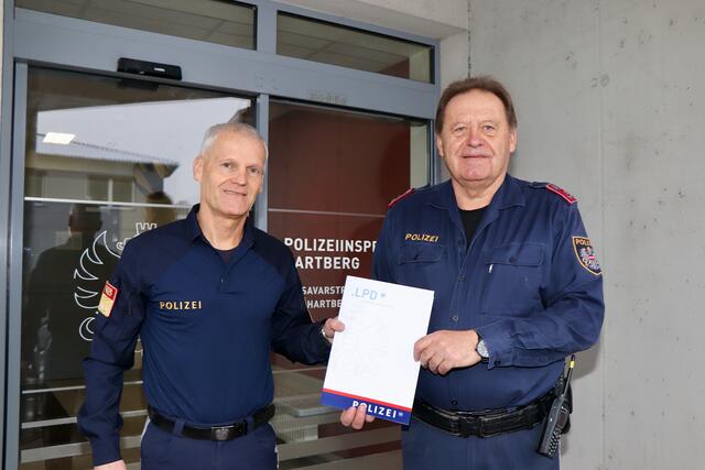 Dank und Anerkennung: Bezirkspolizeikommandant Oberstleutnant Martin Spitzer (l.) dankte Gruppeninspektor Josef Gruber für den Einsatz.