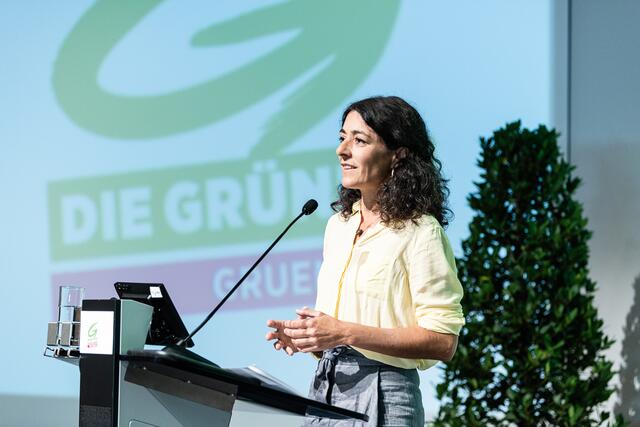 Die Grüne Landtagsklubobfrau Sandra Krautwaschl weist auf die große Bedeutung der Ökoflächen für die Artenvielfalt hin. | Foto: podesser.net