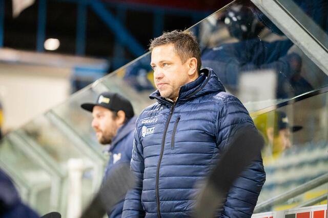 Markus Ekrt ist der neue Headcoach bei den Zeller Eisbären und feierten den Sieg mit seiner Mannschaft.