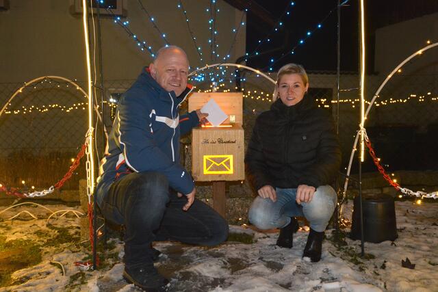 Der erste Wunschzettel wurde bereits aufgegeben: Wolfgang Ridisser und Sandra Driussi vor ihrem Christkindl-Postkasten am Lichterberg Hoferberg in Ottendorf an der Rittschein.