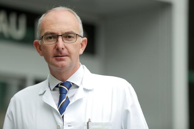 Primar Bernd Lamprecht ist Vorstand der Klinik für Lungenheilkunde / Pneumologie am Kepler Universitäts Klinikum, stellvertretender Dekan an der Medizinischen Fakultät der JKU und
wissenschaftlicher Leiter der Pneumologischen Rehabilitation, Rehaklinik Enns.