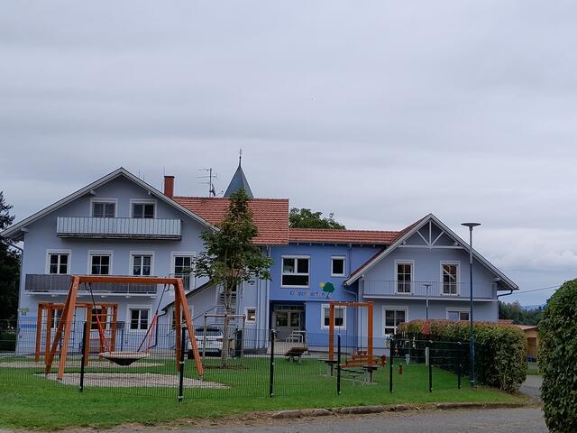 Der Kindergarten Hollenegg mit neuem Spielplatz