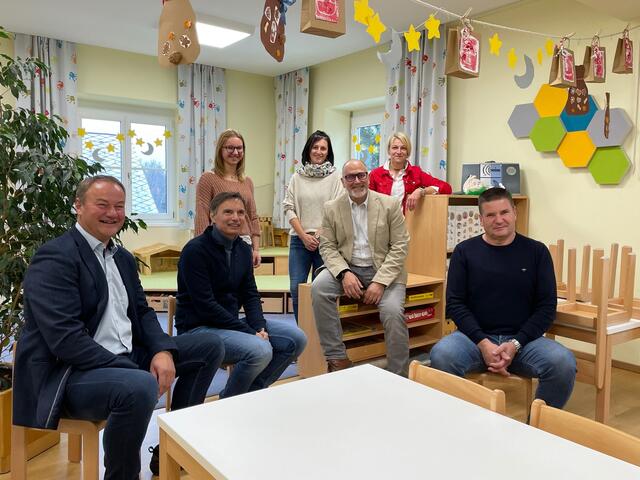 Das Kindergartenteam freut sich über die geschlossene Unterstützung aus dem Gemeindevorstand für den großzügigen Umbau, hier mit Bgm. Karlheinz-Schuster (2.v.l.), den beiden Vizebürgermeistern Johannes Aldrian (r.) und Harald Reiterer (2.v.r.) sowie Gemeindekassier Bernhard Koinegg (l.).