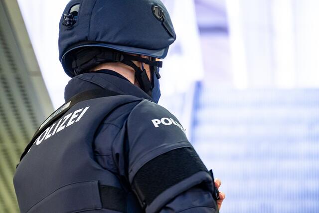 Gestern, 27. November, wurden die Einsatzkräfte gegen 22.30 Uhr zu einem Familienstreit in die Josef-Hafner-Straße gerufen.