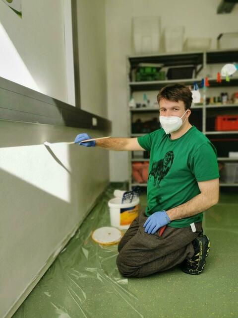 Florians Traumjob ist noch offen. Er probiert sich einmal im Wände Streichen.  | Foto: JobInn