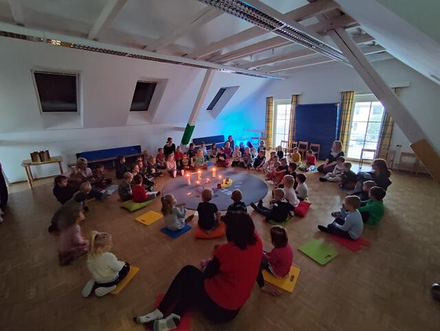 Einträchtige Stille beim Martinsfest im Kindergarten Hollenegg | Foto: Susanne Veronik