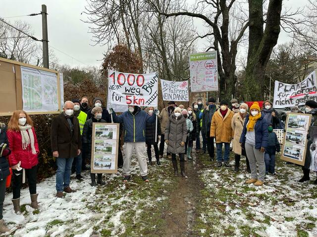 Auch Bezirksvorsteherin Silke Kobald (Bildmitte) schloss sich den Demonstranten an.
