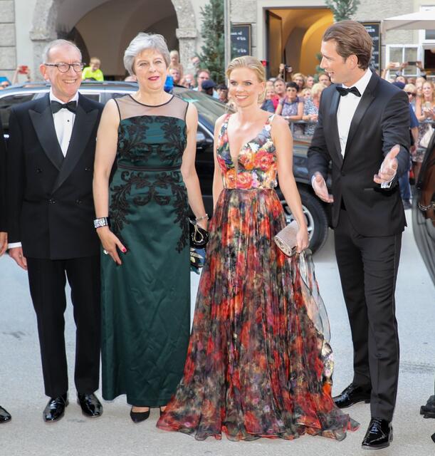 Salzburger Festspiele 2018: Der damalige Bundeskanzler Sebastian Kurz mit seiner Freundin Susanne Thier wiesen der damaligen britischen Premierministerin Theresa May und ihrem Mann Philipp den Weg.