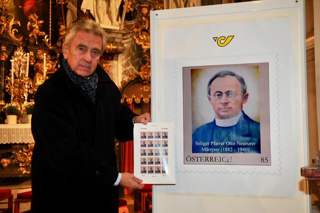 Cultura Sacra-Obmann Federico Zogg präsentierte die Otto Neururer Briefmarke.