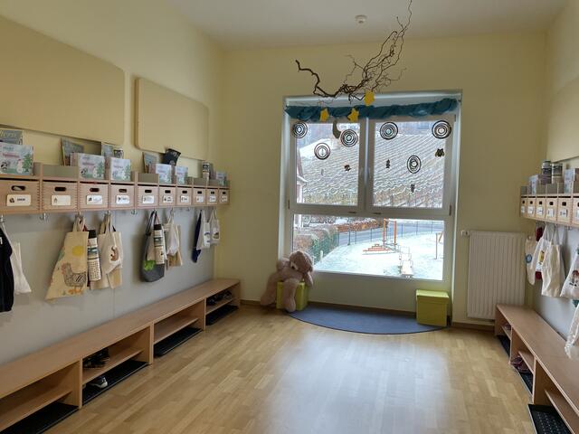 Diese großzügige Garderobe im Obergeschoß vom Kindergarten Hollenegg war zuvor eine Terrasse | Foto: Susanne Veronik