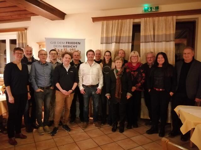 Die Vorsitzende Claudia Gaigg mit ihrem Team und Bürgermeisterin Sabine Promberger. | Foto: Privat