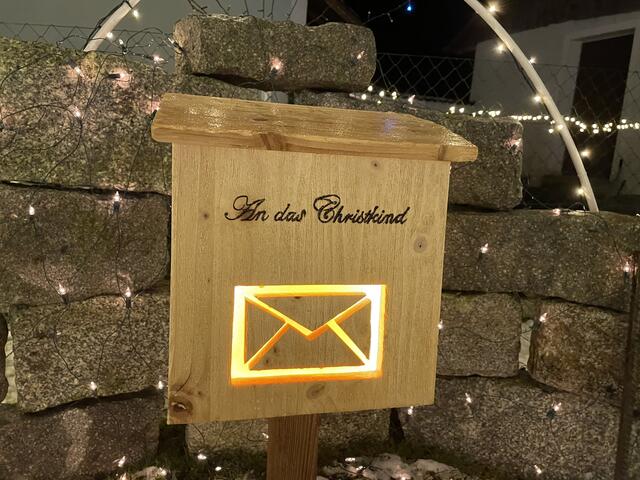 Der Christkind-Postkasten ist direkt in der Einfahrt aufgestellt und wird täglich vom Christkind geleert.