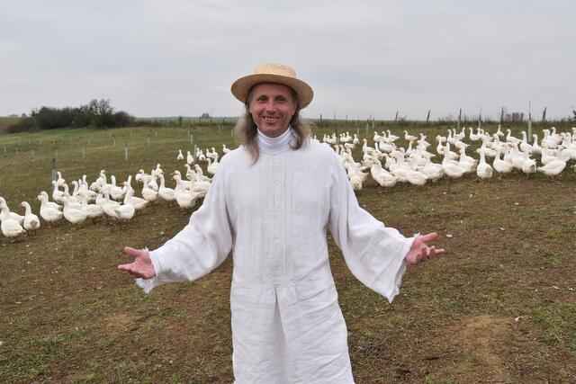 Siegfried Marth betreibt Weideganshaltung nach biologischen Kriterien, die ihn nun zum Teil der "AMA-Genussregion" machen. | Foto: Martin Wurglits