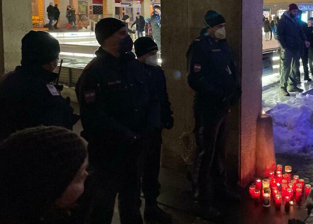 Die Polizei riegelte den Zugang zum Rathauseingang ab.