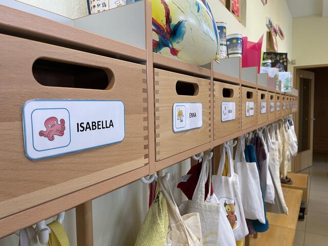 Im Kindergarten Hollenegg: Die praktischen Oberkästchen in der Garderobe sind ebenfalls neu | Foto: Susanne Veronik