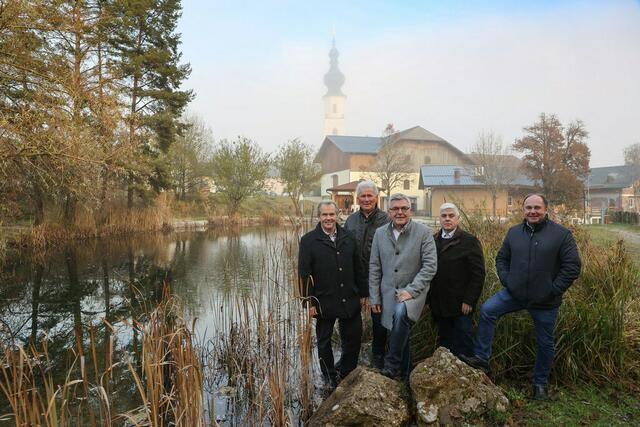 LR Josef Schwaiger (Bildmitte) überzeugte sich zu Monatsbeginn persönlich vom erfolgreichen Projektabschluss. Im Bild mit von links nach rechts Wolfgang Wagner (Köstendorf), Franz Vogl, Josef Kohlberger (beide Projektgruppe) und Bürgermeister Johann Stemeseder (Berndorf).