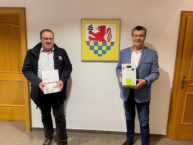 Karl Peter vom Netz NÖ Service Center Waidhofen/Ybbs zeigt Herrn Bgm. Josef Forster den neuen Smart Meter
