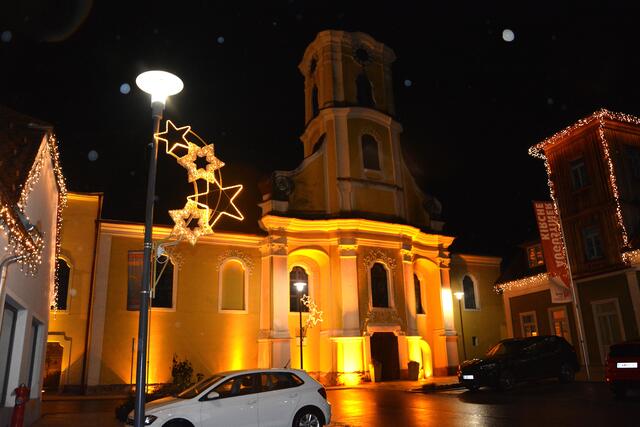 Die Augustinerkirche verleiht dieser Tage gemeinsam mit weiteren Gebäude Fürstenfeld einen orangen Glanz.