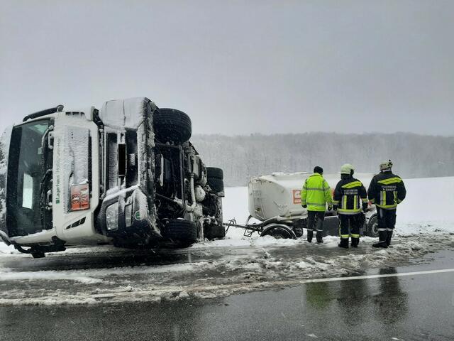 Sechs Stunden waren die Feuerwehrleute bei eisiger Kälte und starkem Schneefall mit der LKW-Bergung beschäftigt.