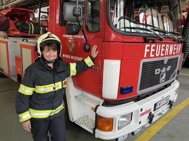 Ist die Wiener Neustädter Feuerwehr erst seit März "weiblich" (am Foto Elisabeth Lackenbauer), so haben sich im Bezirk schon weitaus früher Frauen zum freiwilligen Dienst gemeldet - zur Begeisterung auch der Männer.