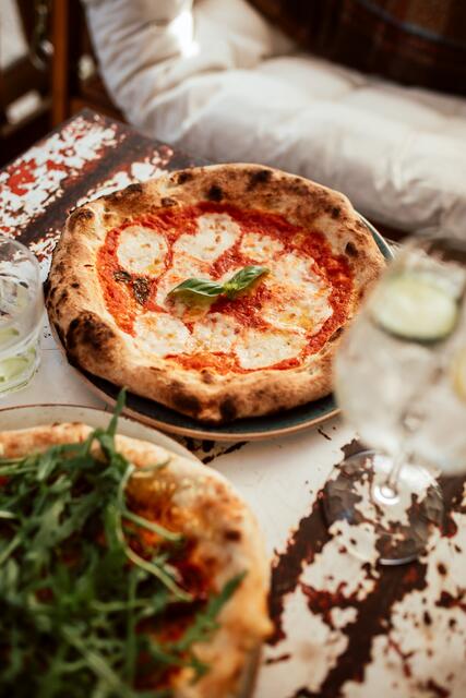Täglich zwischen 17 und 22 Uhr gibt‘s in der Burggasse "Mama Earth"-Pizzen und Getränke zum Mitnehmen.