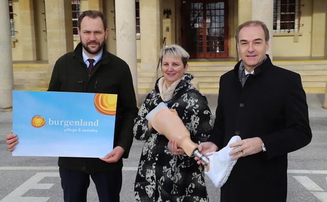 Dr. Johannes Zsifkovits, GF der Sozialen Dienste Burgenland GmbH, Wundmanagerin DGKP Simone Knopf vom Therapiezentrum Kogelberg in Draßburg und LR Schneemann: „Für die Patientinnen und Patienten bedeutet die Modernisierung des Wundmanagements eine erhebliche Vereinfachung und Verbesserung.“  | Foto: LMS Burgenland