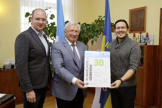 Umweltgemeinderat Thomas Rack, Bürgermeister Herbert Osterbauer und Vizebürgermeister Johann Gansterer (zuständig für Stadtentwicklung, Umwelt und Energie) mit der Jubiläumsurkunde. | Foto: Stadtgemeinde Neunkirchen