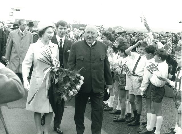 Vom obersteirischen Holzknecht an die Seite der Queen: Josef Krainer sen. beim Staatsbesuch in Graz. | Foto: Archiv Steirische Volkspartei 