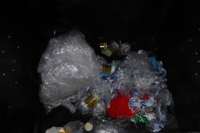 Eine 1.100-Liter Restmülltonne im Zielbereich:

Zitat Pressekonferenz: "Zusätzlich versuchen wir den entstehend Müll so umweltfreundlich wie möglich zu halten..."