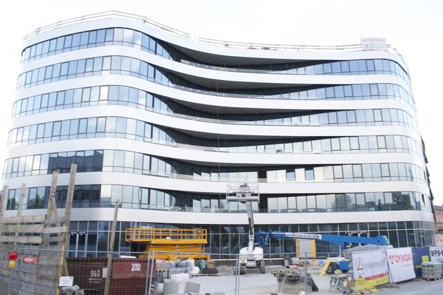 Das 2019 eröffnete Bürogebäude könnte schon bald Zuwachs bekommen. | Foto: Baumgartner/BRS