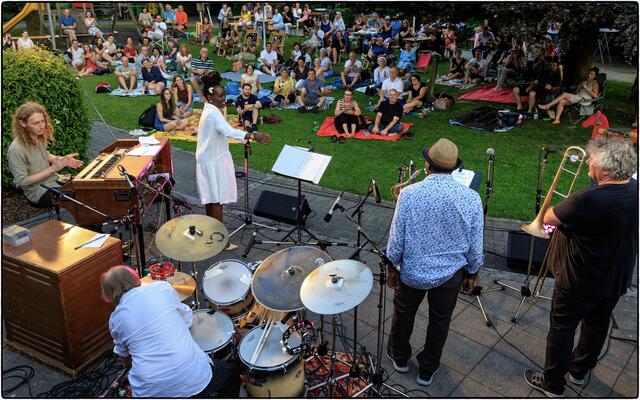 Ein gemütlicher Musikabend am 19. Juni im Sparkassenpark Raab mit David Murray und Charda Rule. | Foto: Kunst und Kultur Raab