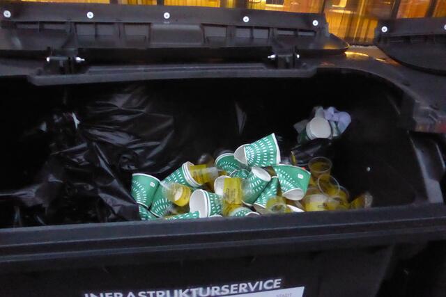 Typischer Restmüll beim Graz Marathon 2021 - was sich wohl in den schwarzen Müllsäcken befindet?