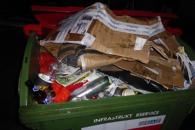 Eine 1.100-Liter Altpapiertonne im Zielbereich:

Zitat Pressekonferenz: "Zusätzlich versuchen wir den entstehend Müll so umweltfreundlich wie möglich zu halten..."