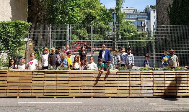 Eine neue Grätzeloase haben Kinder und Lehrer der Volksschule Novaragasse im Sommer selbst gebaut. 2022 soll ein neuer, großer Schulvorplatz folgen.