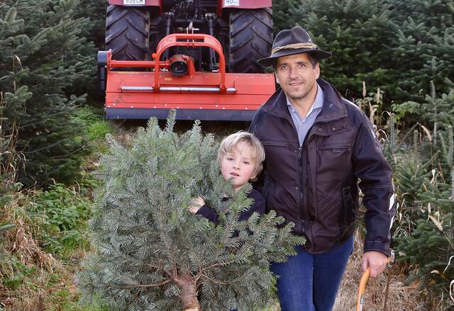 Reinhold Hatz mit Sohnemann Jakob, der ebenfalls schon richtig mitanpackt. | Foto: www.fotopolsinger.at